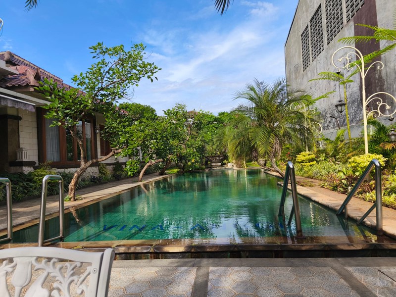 DIJUAL Rumah luas , Bagus , ada kolam renang besar & taman bagus CIRENDEU