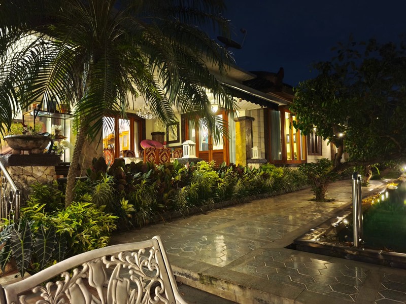 DIJUAL Rumah luas , Bagus , ada kolam renang besar & taman bagus CIRENDEU