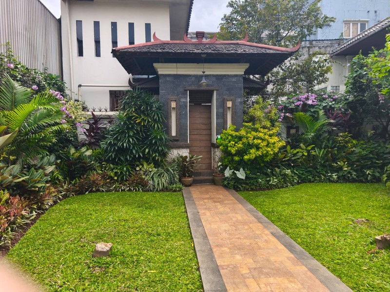 DIJUAL Rumah luas , Bagus , ada kolam renang besar & taman bagus CIRENDEU