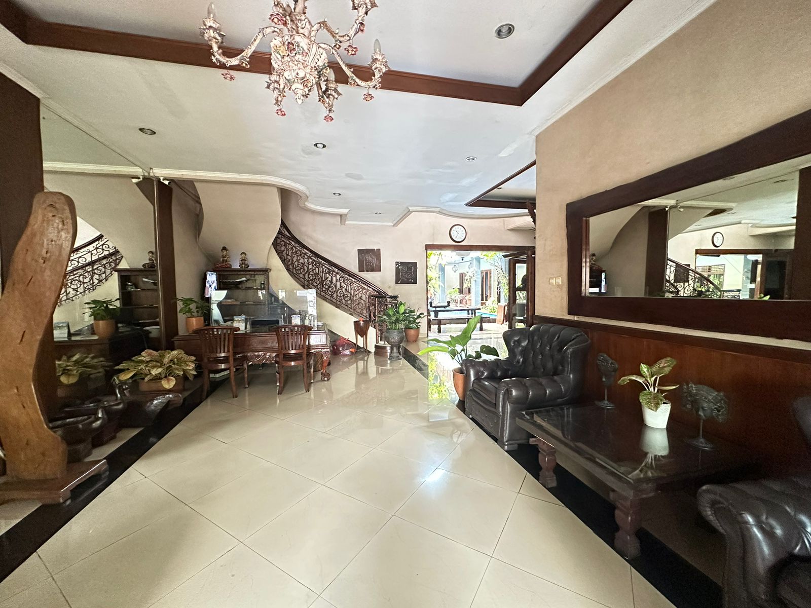 Di Jual Hotel dengan gaya jawa klasik di lebak bulus, jakarta selatan