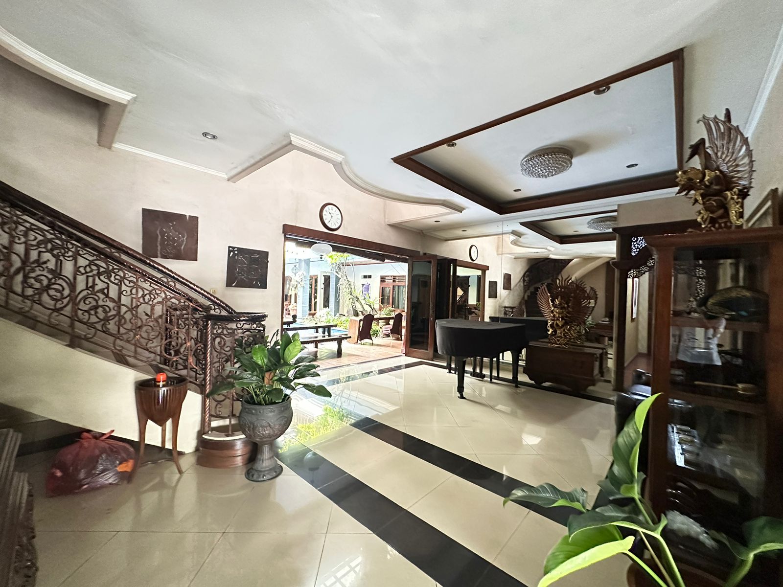 Di Jual Hotel dengan gaya jawa klasik di lebak bulus, jakarta selatan