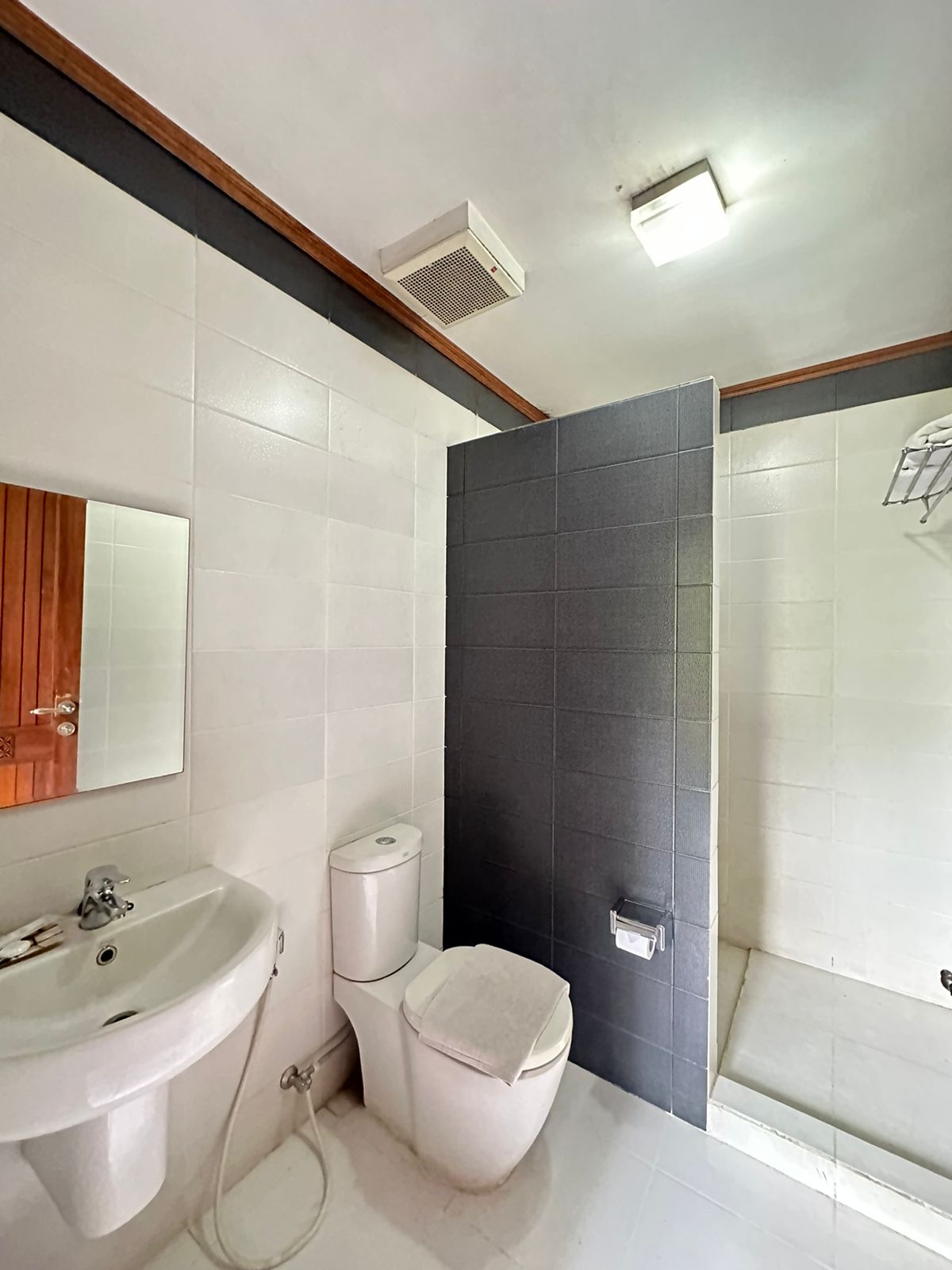 Di Jual Hotel dengan gaya jawa klasik di lebak bulus, jakarta selatan