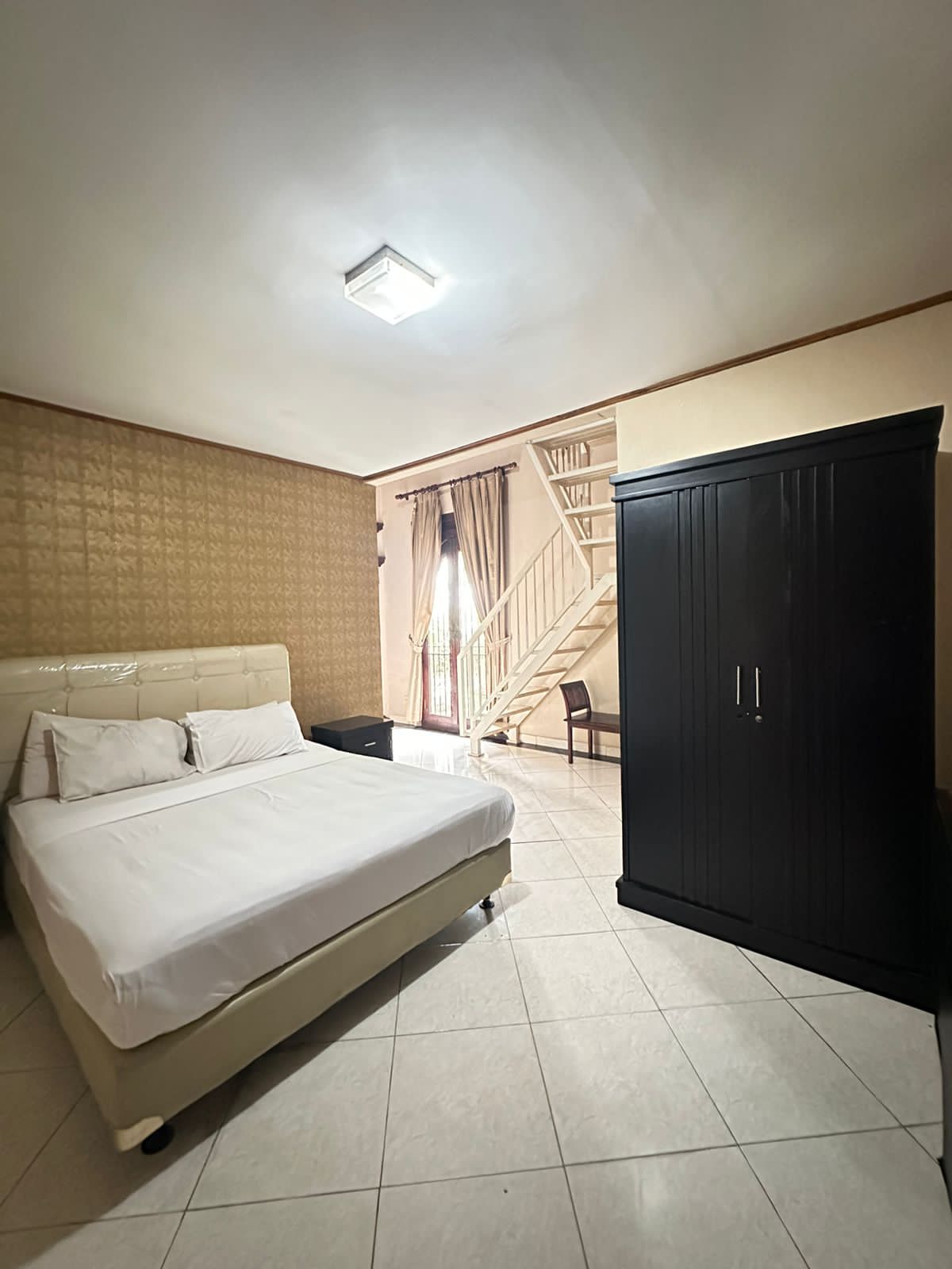 Di Jual Hotel dengan gaya jawa klasik di lebak bulus, jakarta selatan