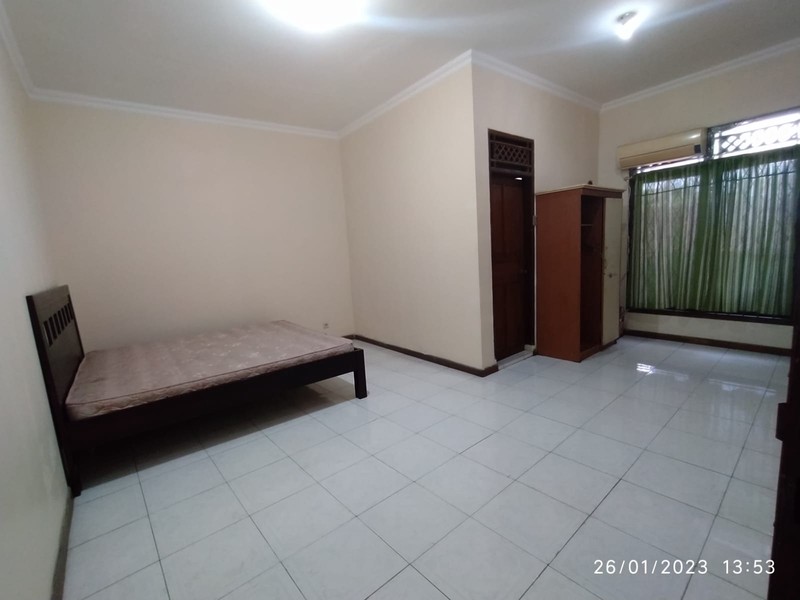 dijual rumah di dalam komplek pondok kuwera