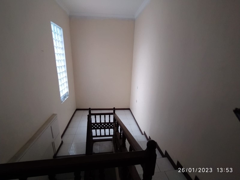 dijual rumah di dalam komplek pondok kuwera
