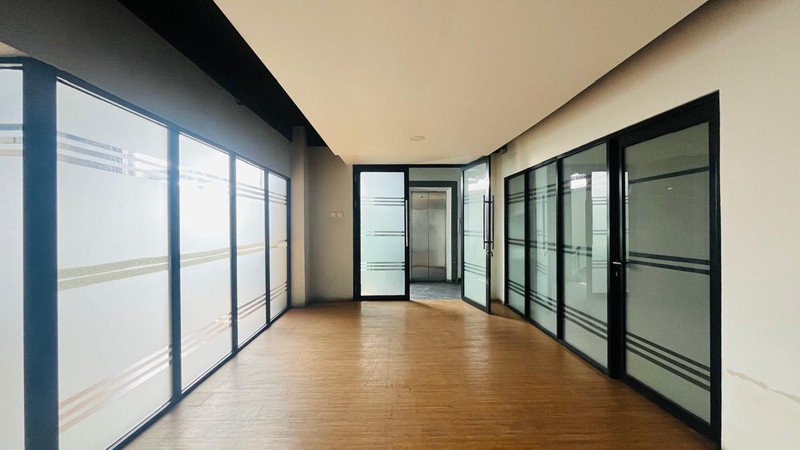 Disewakan Bangunan 4 lantai Cocok untuk Kantor/Klinik/Resto di Wijaya Kebayoran Baru