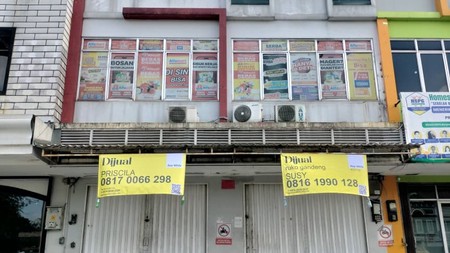 Ruko gandeng di pinggir jalan 