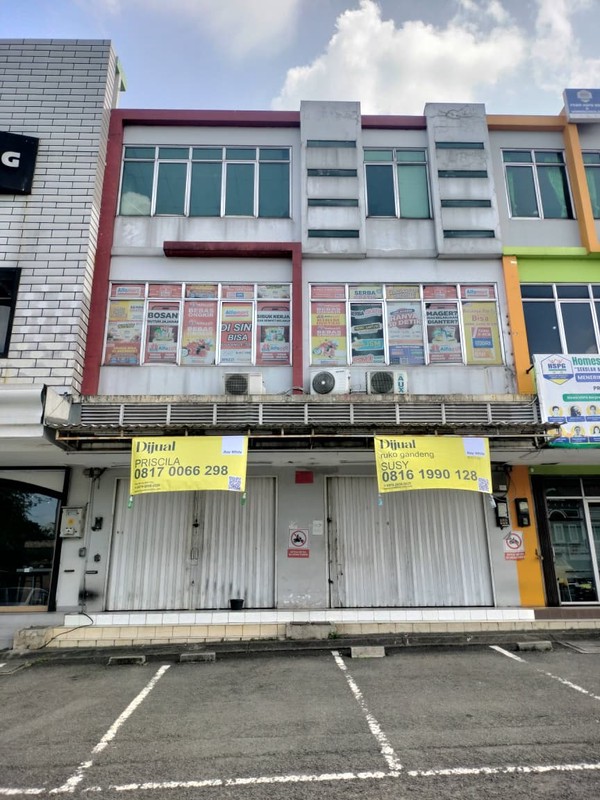 Ruko gandeng di pinggir jalan 