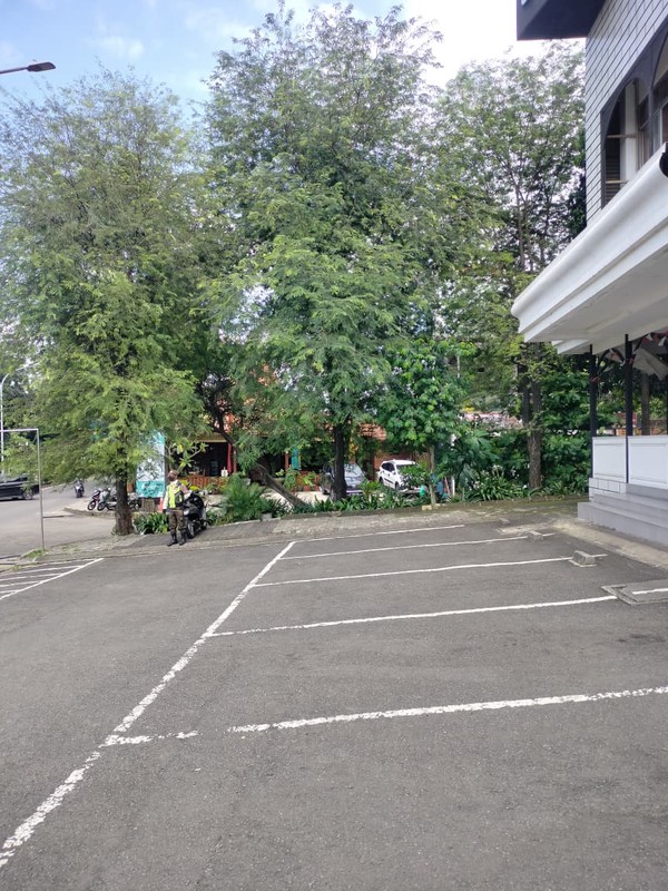 Ruko gandeng di pinggir jalan 