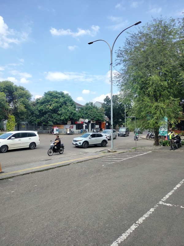 Ruko gandeng di pinggir jalan 