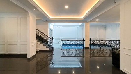 Rumah dalam cluster,ada swimming pool di Bintaro Jaya 7