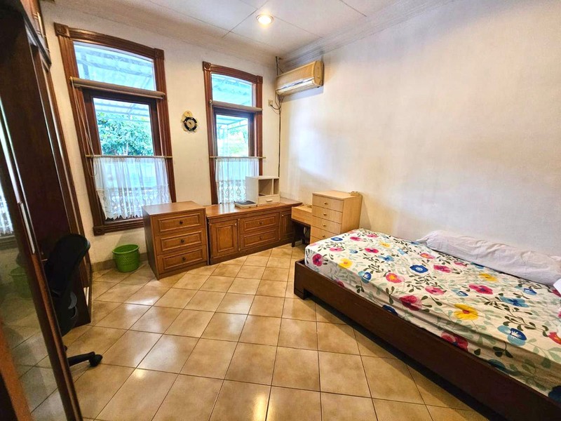  FOR SALE! RUMAH TINGGAL LOKASI STRATEGIS DI GEDUNG HIJAU PONDOK INDAH