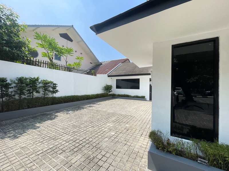 DISEWAKAN RUANG USAHA COCOK UNTUK KANTOR DAN KLINIK KECANTIKAN DI PAKUBUWONO