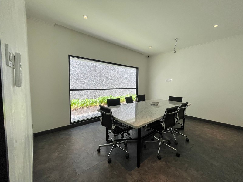 DISEWAKAN RUANG USAHA COCOK UNTUK KANTOR DAN KLINIK KECANTIKAN DI PAKUBUWONO