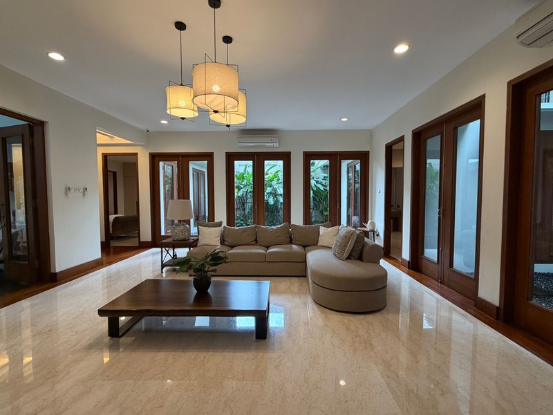 DIJUAL RUMAH MEWAH RASA VILLA DI CILANDAK BARAT