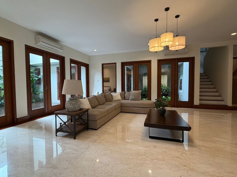 DIJUAL RUMAH MEWAH RASA VILLA DI CILANDAK BARAT