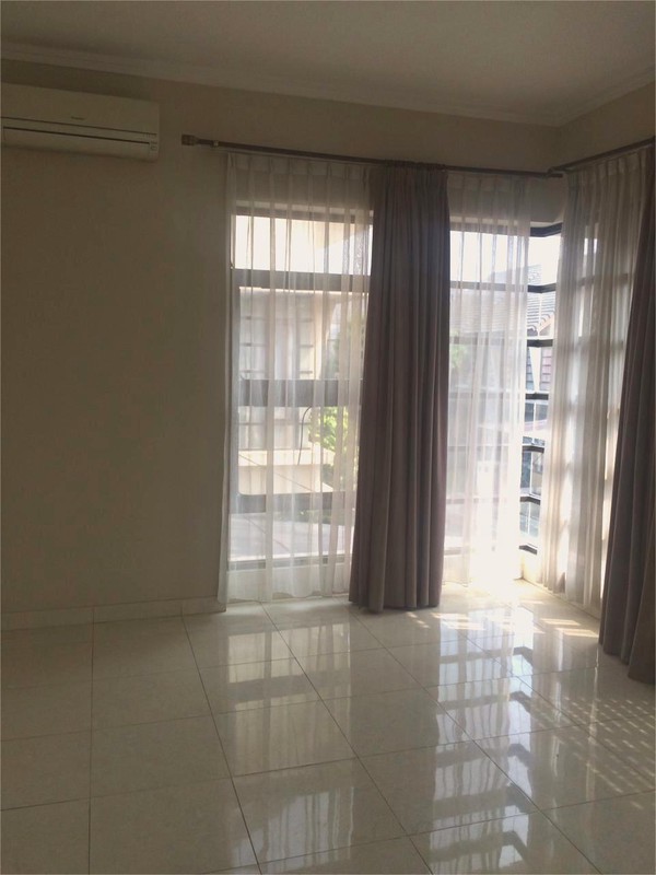 Rumah Asri dengan halaman yang luas di Emerald Bintaro