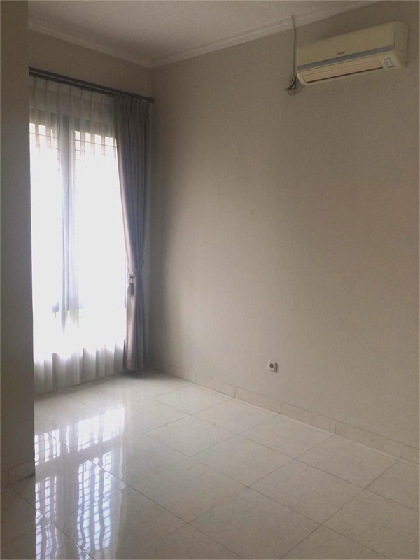 Rumah Asri dengan halaman yang luas di Emerald Bintaro