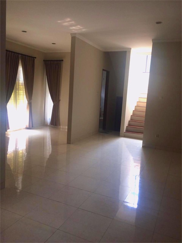 Rumah Asri dengan halaman yang luas di Emerald Bintaro