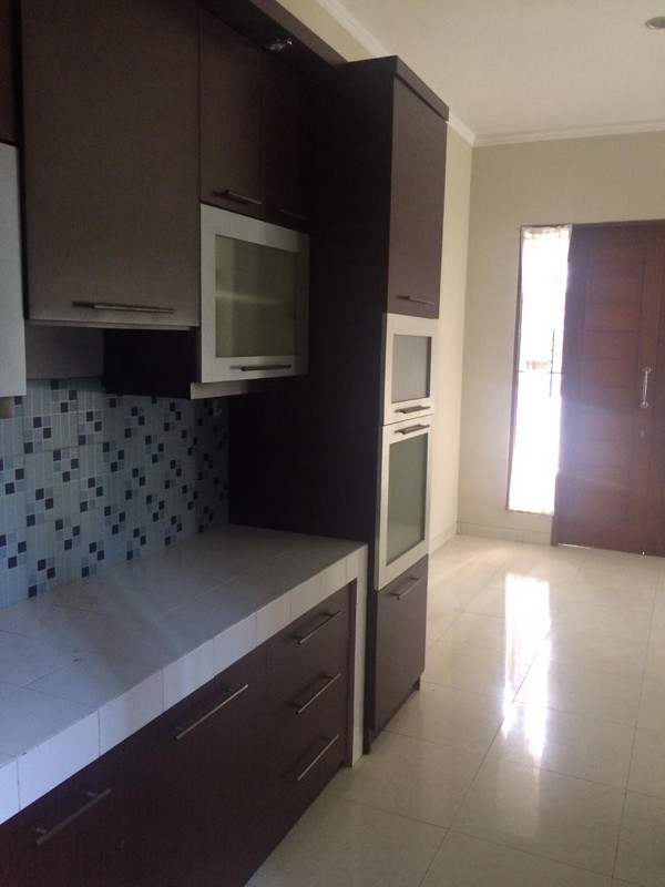 Rumah Asri dengan halaman yang luas di Emerald Bintaro