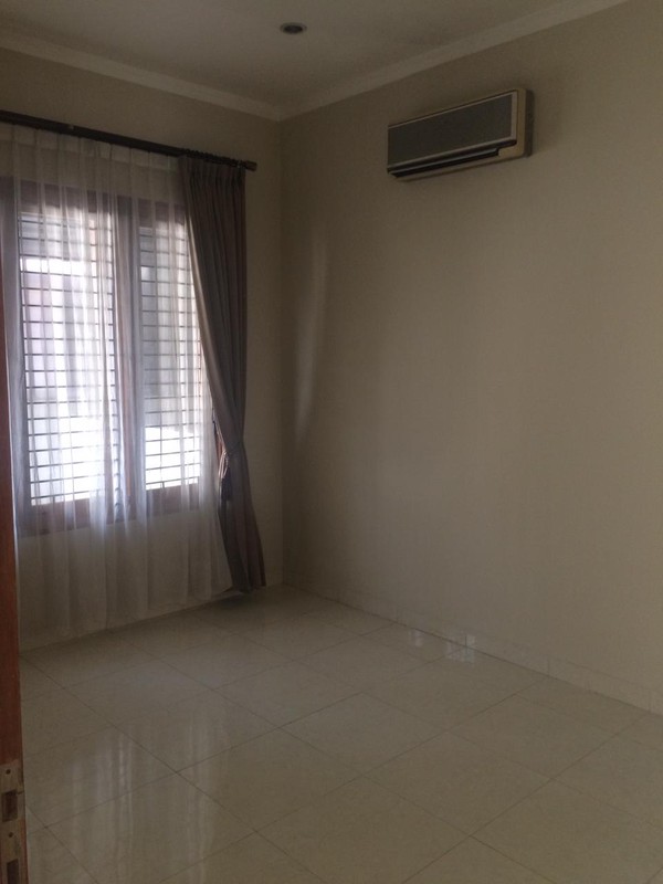 Rumah Asri dengan halaman yang luas di Emerald Bintaro