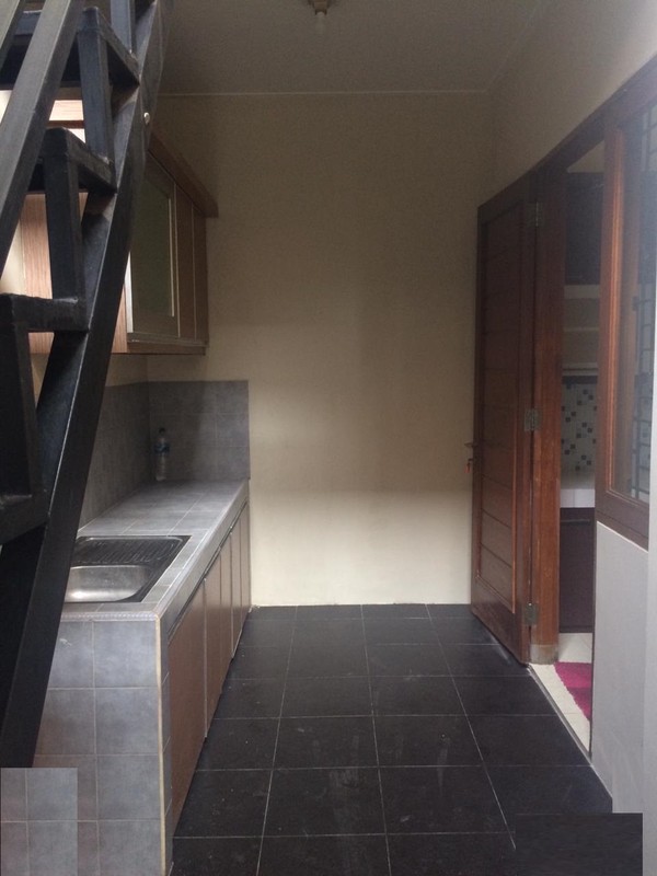 Rumah Asri dengan halaman yang luas di Emerald Bintaro