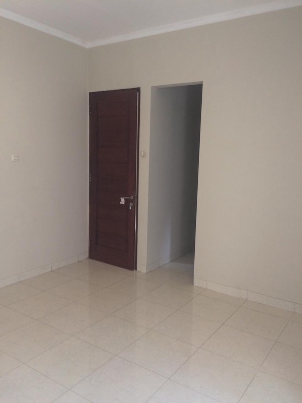 Rumah Asri dengan halaman yang luas di Emerald Bintaro