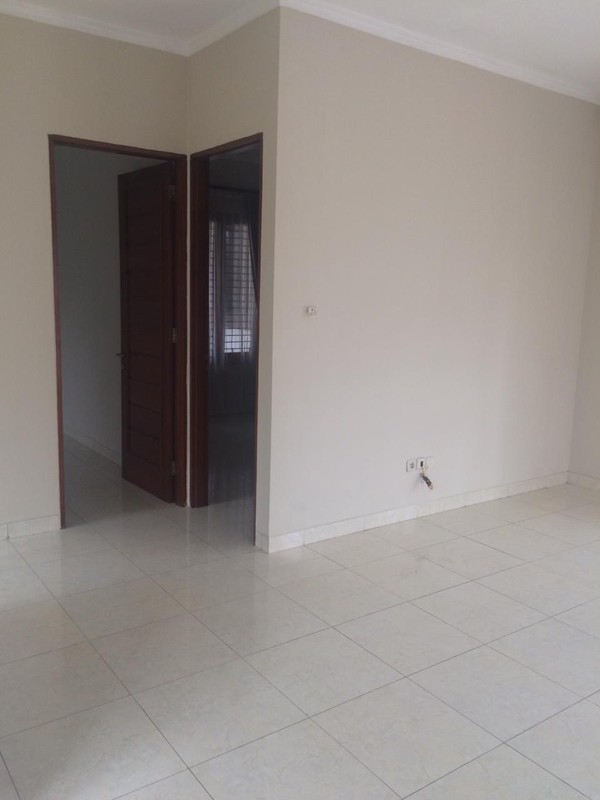 Rumah Asri dengan halaman yang luas di Emerald Bintaro