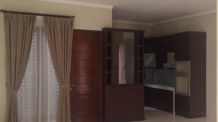 Rumah Asri dengan halaman yang luas di Emerald Bintaro