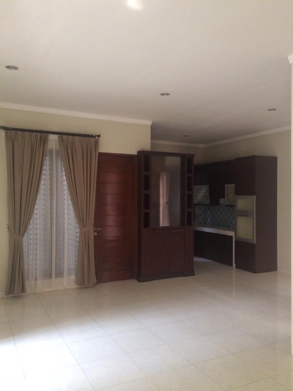 Rumah Asri dengan halaman yang luas di Emerald Bintaro