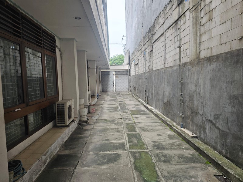 Jarang Ada!!! Di Jual Rumah Lama Hitung Tanah, Di Jl. Embong Cerme, Surabaya Pusat