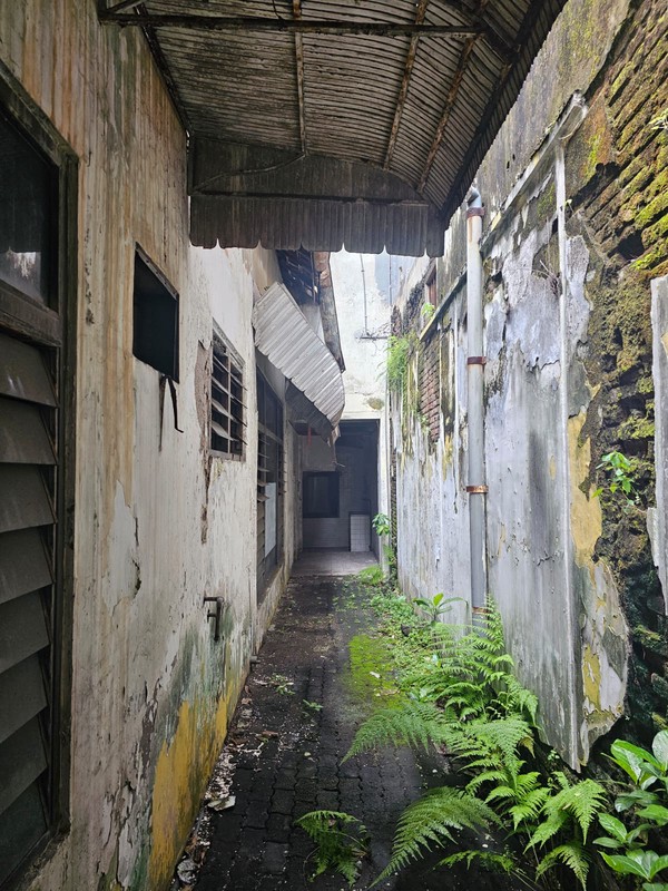 Rumah Pusat Kota Harga Murah!! Di Jual Rumah Hitung Tanah Jl. Embong Cerme Surabaya Pusat