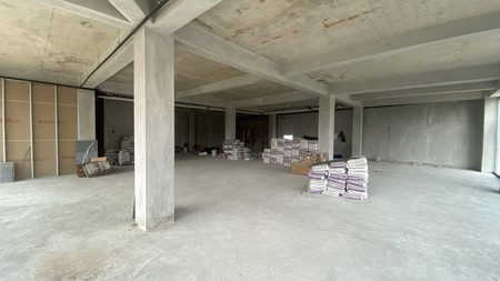 Di Sewakan Office space di kawasan senayan, terdapat 5 lantai + rooftop