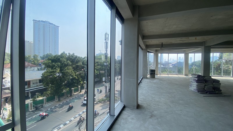 Di Sewakan Office space di kawasan senayan, terdapat 5 lantai + rooftop