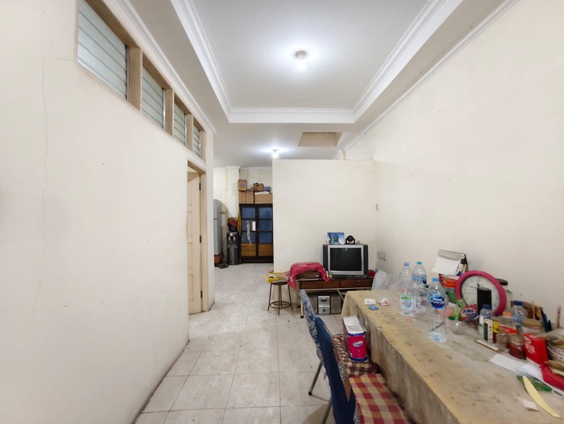 Rumah Kemayoran di Jalan Raya