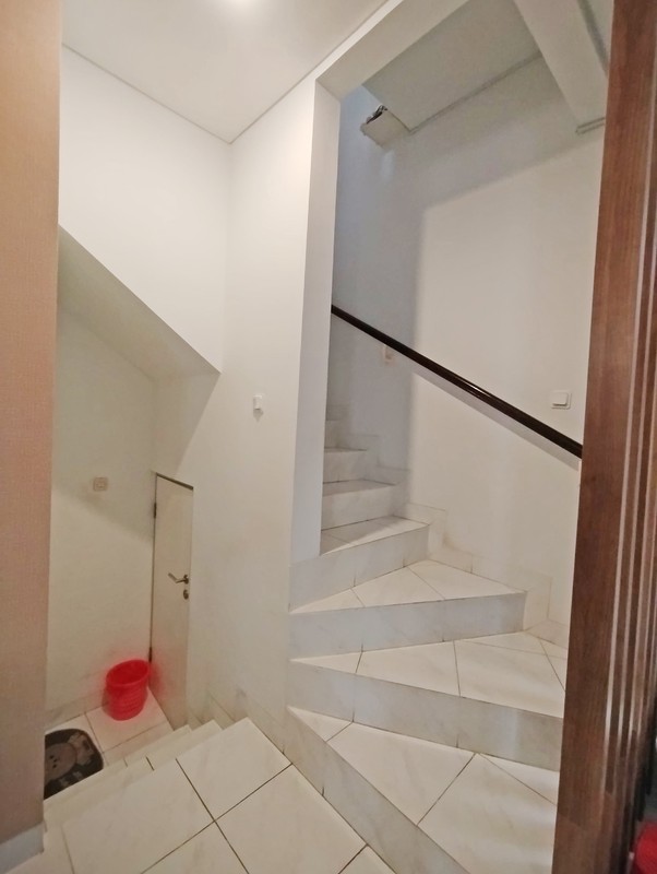 Rumah Cantik di Malibu Village, Lokasi Strategis dan nyaman