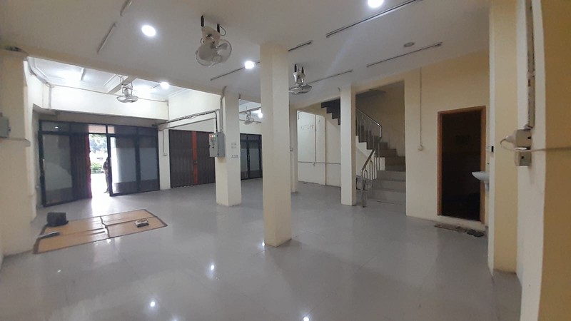 Ruko 2 Lantai di Lokasi Strategis dan Jalur Bisnis Ciracas: Selangkah ke LRT & Tol, SHM, Bebas Banjir & Akses 3 Mobil - Siap Huni!