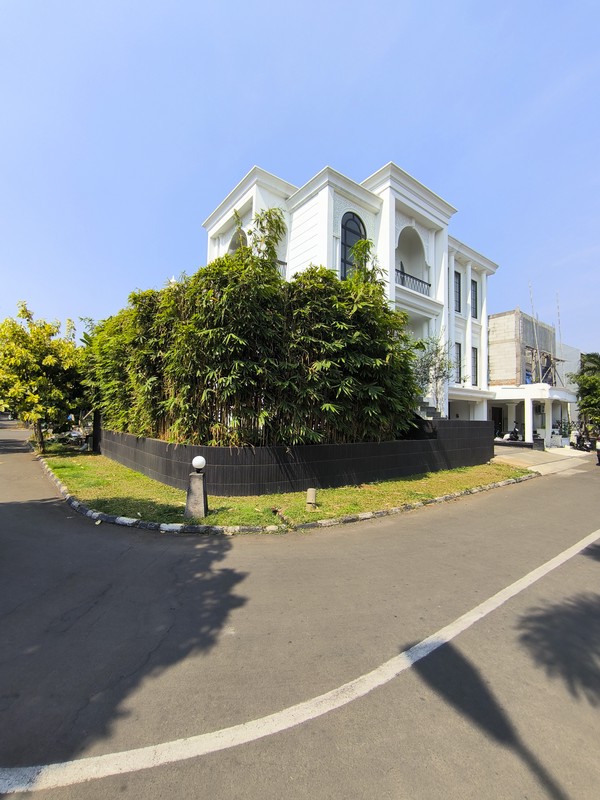 Rumah Hoek dengan Pool berkonsep Classic Harmony di Puri Bintaro Sektor 9