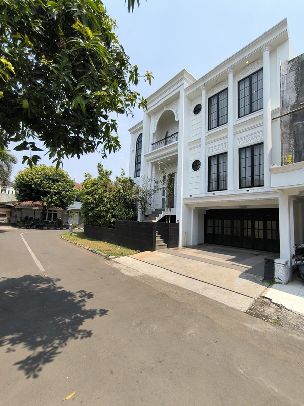 Rumah Hoek dengan Pool berkonsep Classic Harmony di Puri Bintaro Sektor 9