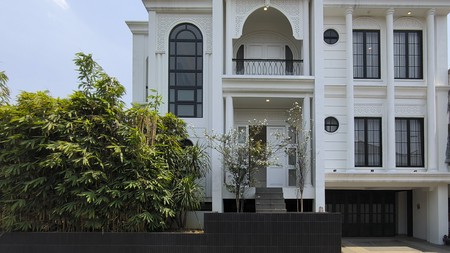 Rumah Hoek dengan Pool berkonsep Classic Harmony di Puri Bintaro Sektor 9