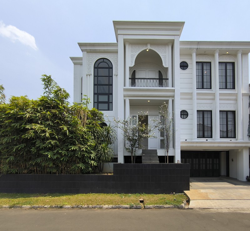 Rumah Hoek dengan Pool berkonsep Classic Harmony di Puri Bintaro Sektor 9