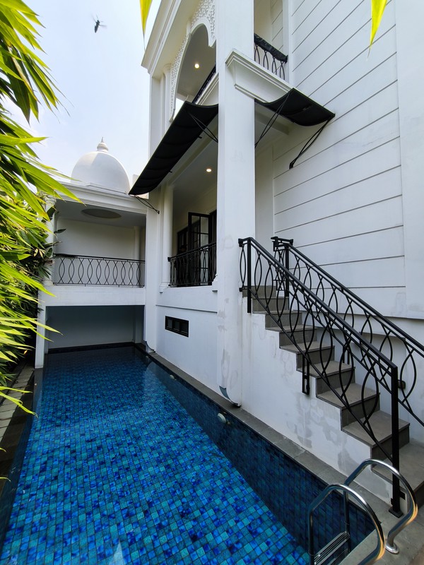 Rumah Hoek dengan Pool berkonsep Classic Harmony di Puri Bintaro Sektor 9