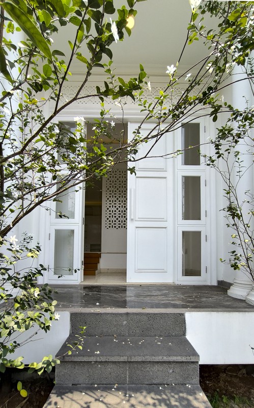 Rumah Hoek dengan Pool berkonsep Classic Harmony di Puri Bintaro Sektor 9