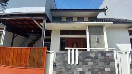Strategis & Nyaman, Rumah Tinggal + Kantor 2 Lantai Siap Huni & Semi Furnished, Sinduharjo, Ngaglik, Sleman