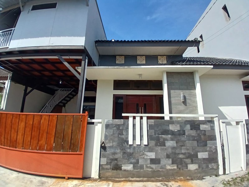 Strategis & Nyaman, Rumah Tinggal + Kantor 2 Lantai Siap Huni & Semi Furnished, Sinduharjo, Ngaglik, Sleman