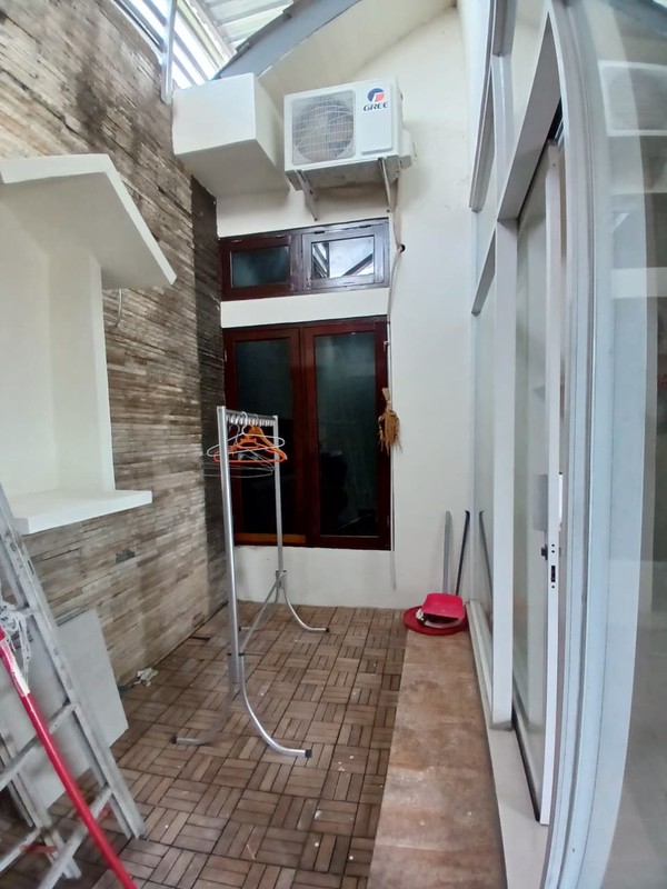 Strategis & Nyaman, Rumah Tinggal + Kantor 2 Lantai Siap Huni & Semi Furnished, Sinduharjo, Ngaglik, Sleman