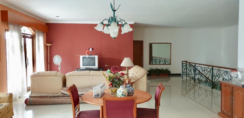 Rumah Hoek siap huni dengan halaman luas di Punai, Bintaro Jaya 