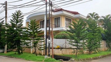 Rumah Hoek siap huni dengan halaman luas di Punai, Bintaro Jaya 