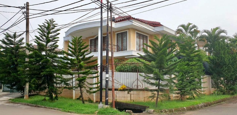 Rumah Hoek siap huni dengan halaman luas di Punai, Bintaro Jaya 
