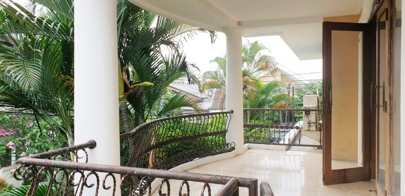 Rumah Hoek siap huni dengan halaman luas di Punai, Bintaro Jaya 